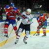 Hokejista Lva Praha Jaroslav Svoboda letí do mantinelu po srážce s Arťomem Karavajevem v utkání KHL 2012/13 proti Novosibirsku.