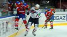 Hokejista Lva Praha Jaroslav Svoboda letí do mantinelu po srážce s Arťomem Karavajevem v utkání KHL 2012/13 proti Novosibirsku.