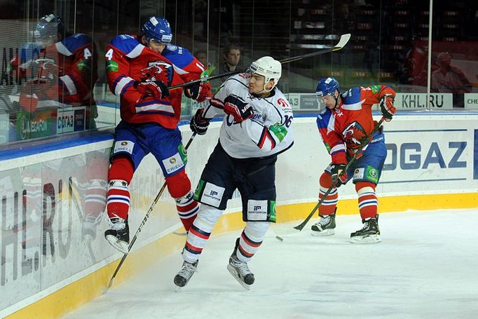 Hokejista Lva Praha Jaroslav Svoboda letí do mantinelu po srážce s Arťomem Karavajevem v utkání KHL 2012/13 proti Novosibirsku.