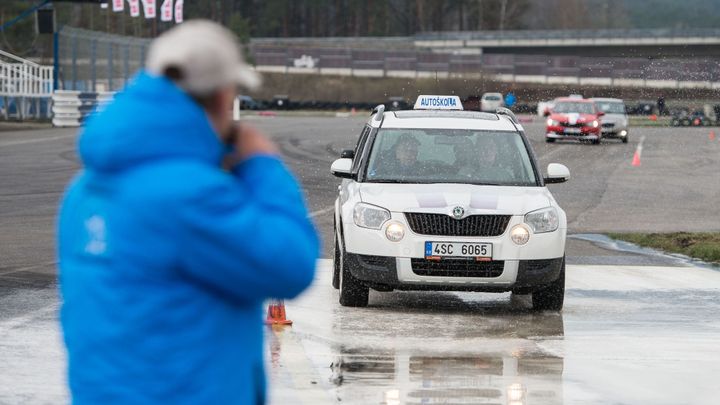 Pražští zkušební komisaři autoškol stávkují. Vadí jim způsob jejich vzdělávání se; Zdroj foto: Asociace autoškol ČR/Aleš Horčička