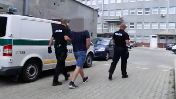Policie v Bratislavě odvádí obviněného muže.