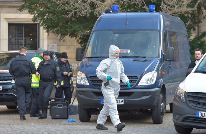 Forenzní pracovník u vyloupené klenotnice Grünes Gewölbe v Drážďanech