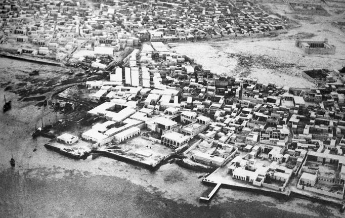 Letecký pohled na metropoli Dauhá v Kataru v roce 1955. Fotografie ze země, která v roce 2022 bude pořádat mistrovství světa ve fotbale.