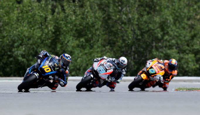 Luca Marini, Marcel Schrötter a Jorge Navarro v závodě Moto2 ve Velké ceně České republiky.