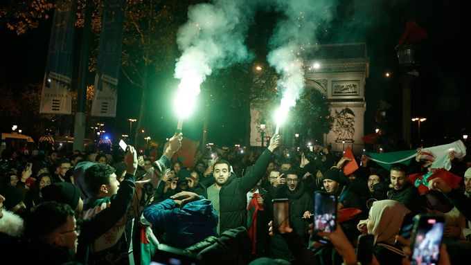 Oslavy vítězství Maroka nad Portugalskem před pařížským Vítězným obloukem.