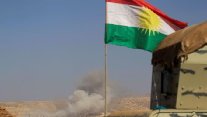 Kurdská vlajka ve východním Mosulu.