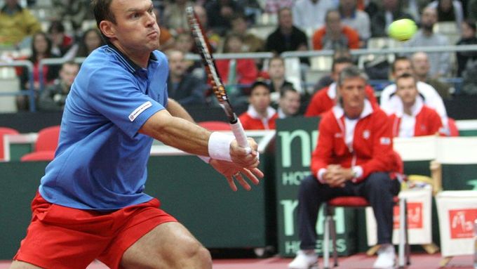 Pavel Vízner chodil často a rychle na síť, jak to umí ze čtyřher. Diváky v aréně jeho tenis velmi bavil.