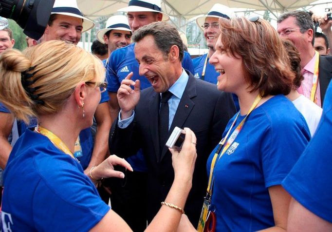 Nicolas Sarkozy na návštěvě mezi francouzskými sportovci v olympijské vesnici.