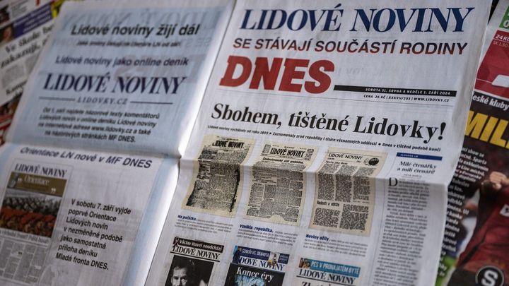 Naposledy vyšly Lidové noviny. Vydání připomíná titulní strany ze své historie