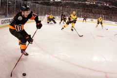 Parádní Winter Classic v NHL: 67 tisíc diváků, Voráčkův gól, brutální hit i skuteční tučňáci
