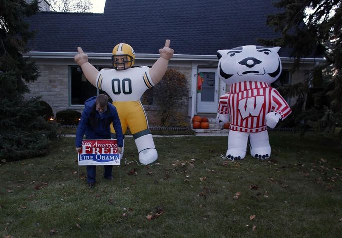 Member of the conservative group, American Majority Action, Matt Batzel puts up a yard sign as he canvas in Port Washington, Wisconsin November 2, 2012. President Barack Obama and Republican Mitt Romney made late pitches in the political battlegrounds of the upper Midwest on Friday, a region likely to decide the winner in next week's closely fought election for the White House. In dueling campaign appearances in the swing states of Ohio and Wisconsin, the two contenders battled over the economy on a day when the government reported the jobless rate ticked up to 7.9 percent in October but that employers stepped up their hiring. In Wisconsin, where polls show Romney trailing Obama, the Republican laid out the case for his election and said the jobs report was more evidence of the president's failing leadership. REUTERS/Darren Hauck (UNITED STATES - Tags: POLITICS ELECTIONS USA PRESIDENTIAL ELECTION) Published: Lis. 3, 2012, 3:32 dop.