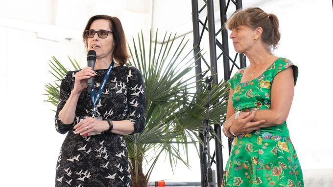 Anticenu Skřipec převzala programová ředitelka Euromedia Group Petra Diestlerová (vlevo) od předsedkyně Obce překladatelů Anežky Charvátové.