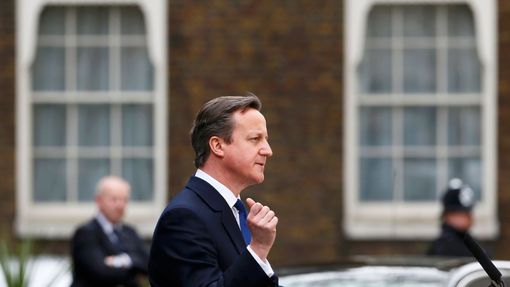 Britský premiér David Cameron požádal královnu o rozpuštění parlamentu. (30. března 2015)