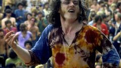 Joe Cocker zpívá song With A Little Help From My Friends ve Woodstocku.