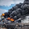 Foto / Žytomyr / 8. 3. 2022 / Požár ropného uložiště / Bombardování, trosky, požár, zkáza, průmysl / Boje na Ukrajině 2022 / Unian / Ukrajina