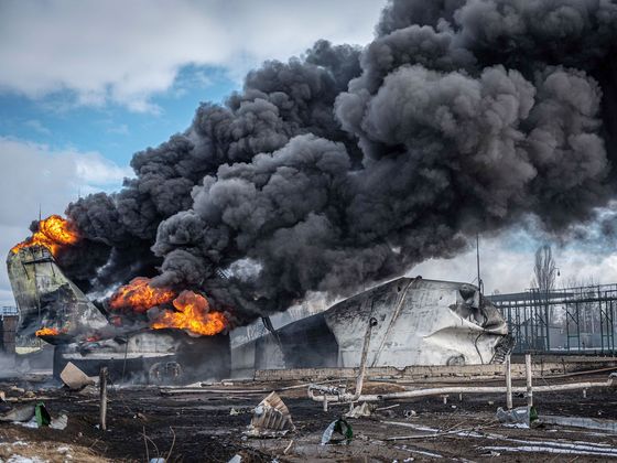 Požár vybombardovaného skladu ropy v Žitomyru na Ukrajině, na který zaútočila ruská invazní armáda. 15. 3. 2022