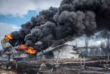 Požár vybombardovaného skladu ropy v Žytomyru na Ukrajině, na který zaútočila ruská invazní armáda. 15. 3. 2022
