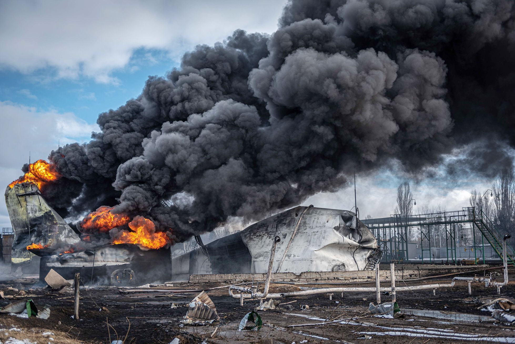 Foto / Žytomyr / 8. 3. 2022 / Požár ropného uložiště / Bombardování, trosky, požár, zkáza, průmysl / Boje na Ukrajině 2022 / Unian / Ukrajina