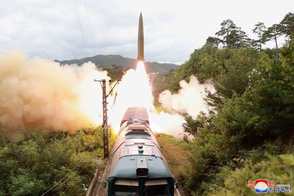 Raketa odpálená z vlaku na záběrech severokorejské tiskové agentury KCNA.