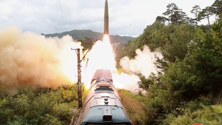 Kim po měsících prolomil mlčení. Pálí rakety z vlaku a rozšiřuje jaderný komplex; Zdroj foto: Reuters