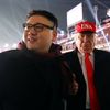 Diváci převlečení za Donalda Trumpa a Kim Čong-una
