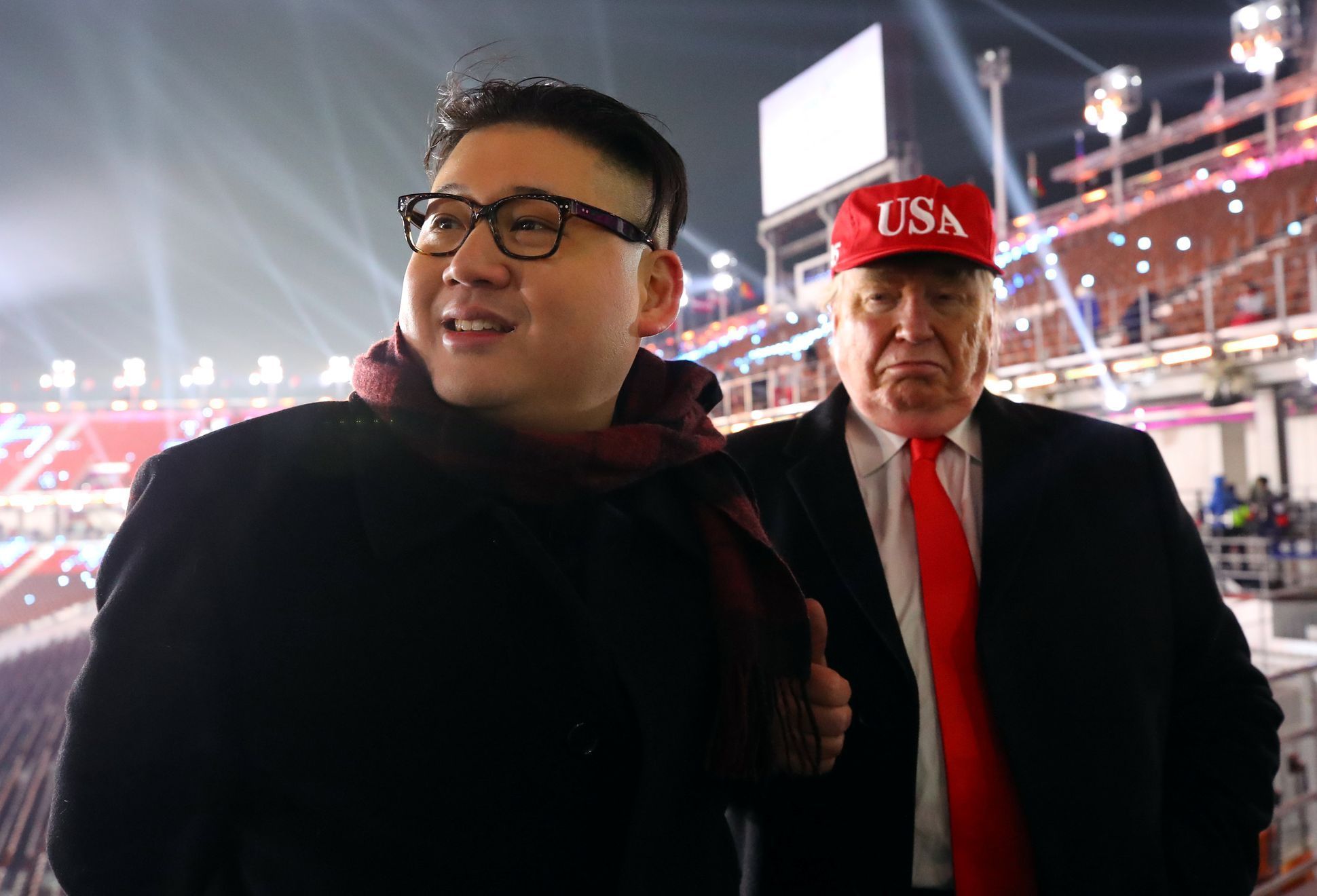 Diváci převlečení za Donalda Trumpa a Kim Čong-una