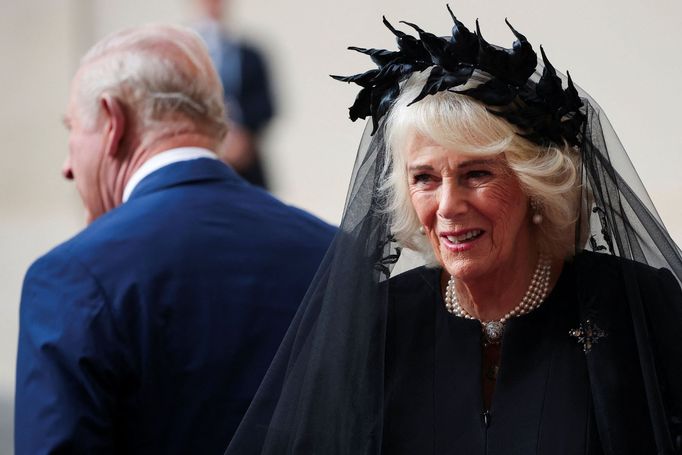 Britská královna Camilla se dívá vedle krále Karla při jejich příjezdu na nádvoří San Damaso v rámci jejich první státní návštěvy Svatého stolce.