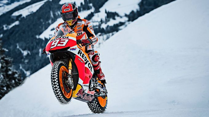 Podívejte se, jak Marc Marquez na Hondě MotoGP s pneumatikami opatřenými hřeby jel na slavném Hahnenkammu v Kitzbühelu.