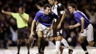 Fotbalista Rangers Charlie Adam (uprostřed) slaví gól do sítě Partizanu Bělehrad v Poháru UEFA.