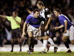 Fotbalista Rangers Charlie Adam (uprostřed) slaví gól do sítě Partizanu Bělehrad v Poháru UEFA.