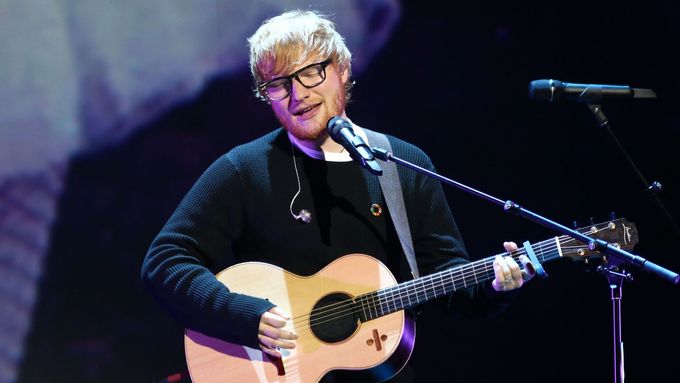 Ed Sheeran je na snímku z úterního koncertu v New Yorku.