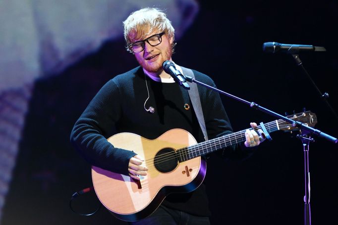 Ed Sheeran je na snímku z úterního koncertu v New Yorku.