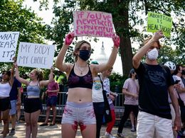 "Nebojuješ za moje práva, nebudeš mít sex." Ženy stávkují proti zákazu potratů
