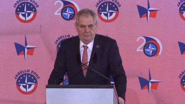 Zeman zopakoval, že s teroristy se nevyjednává. Ostatní státníci vyzývali k jednotě