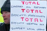 Demonstrant říká jasně svůj názor na současnou situaci. Protest se odehrál před rafinérií Total Lindsey v Lincolnshire, severní Anglie.