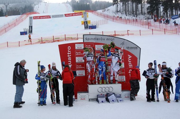 Předáním cen skončil dnešní závodní program na černé sjezdovce ve Svatém Petru. V neděli čeká na závodnice na stejném svahu slalom.