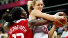 Česká basketbalistka Petra Kulichová se snaží projít přes Turkyni Kuanitru Holingsvorthovou v utkání skupiny A na OH 2012 v Londýně.