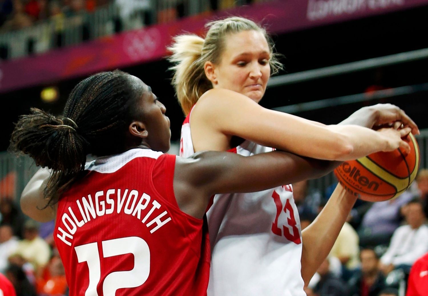 Česká basketbalistka Petra Kulichová se snaží projít přes Turkyni Kuanitru Holingsvorthovou v utkání skupiny A na OH 2012 v Londýně.
