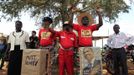 Kenyan comedians prepare villagers for a mock-vote for the U.S. presidential elections in the ancestral home of U.S. President Barack Obama in Nyangoma Kogelo, 430 km (367 miles) west of Kenya's capital Nairobi, November 6, 2012. REUTERS/Thomas Mukoya (KENYA - Tags: SOCIETY ELECTIONS POLITICS TPX IMAGES OF THE DAY) Published: Lis. 6, 2012, 9:53 dop.