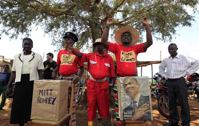 Kenyan comedians prepare villagers for a mock-vote for the U.S. presidential elections in the ancestral home of U.S. President Barack Obama in Nyangoma Kogelo, 430 km (367 miles) west of Kenya's capital Nairobi, November 6, 2012. REUTERS/Thomas Mukoya (KENYA - Tags: SOCIETY ELECTIONS POLITICS TPX IMAGES OF THE DAY) Published: Lis. 6, 2012, 9:53 dop.