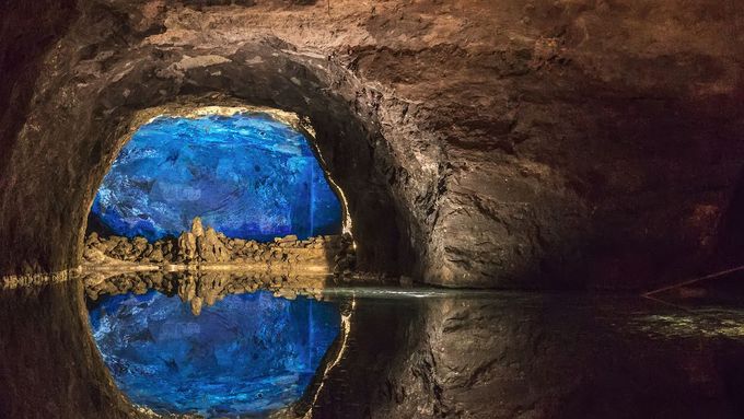 Na tripu: Jeskyně Seegrotte. Bývala to tajná německá továrna, teď je tu obří podzemní jezero