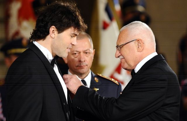 Český hokejista Jaromír Jágr je oceněn Medailí za zásluhy prezidentem Václavem Klausem.