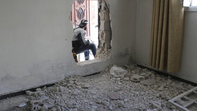 Bojovník Syrské osvobozenské armády hlídkuje v Baba Amr.