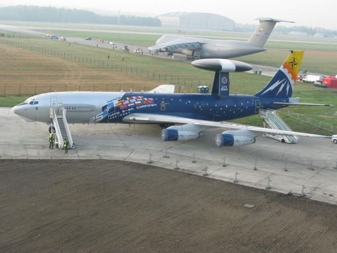 Alianční letoun včasné výstrahy, známý pod zkratkou AWACS, pozná každý podle radarové antény na hřbetu.