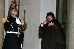 Kaddáfí stanuje v Elysejském paláci. A kupuje zbraně