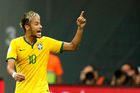 Neymar střílí ostrými. Je mu 22, jako Barošovi na Euru 2004