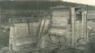 Fotografie ukazuje výstavbu vodní nádrže a elektrárny Lipno, významného díla z roku 1959, které dodává energii a poskytuje rekreační možnosti.