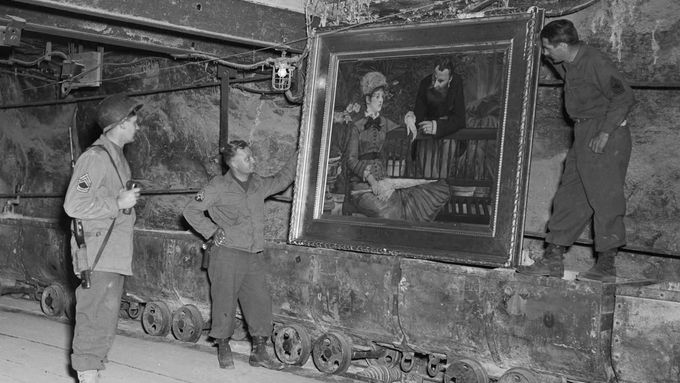 Nacisté při ústupu Evropou ukrývali také ukradená umělecká díla (na snímku američtí vojáci s nalezeným obrazem Edouarda Maneta.). Polský vlak ale má být naložený zlatem.