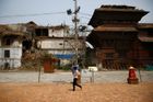 Nepál dva roky po ničivém zemětřesení: beznaděj v domech z plechu, ale taky návrat turistů