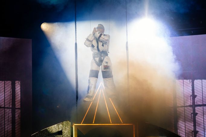 Zpěvák Robbie Williams během svého nedělního koncertu v pražské O2 areně.